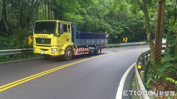 ▲▼千萬麥拉倫超跑北宜過彎擦撞貨車，車頭撞了一個大洞，維修費用驚人。（圖／記者林煒傑翻攝／翻攝自爆廢公社）