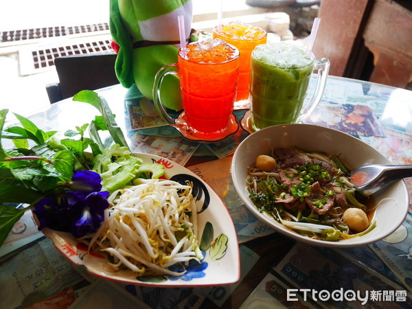 ▲泰國羅永府บ้านสะพานไม้,羅永府美食,泰國小吃,泰國米粉湯,泰奶。（圖／記者彭懷玉攝）