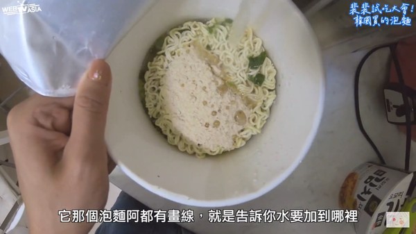 ▲泡麵開箱。(圖/裴薇FB提供)