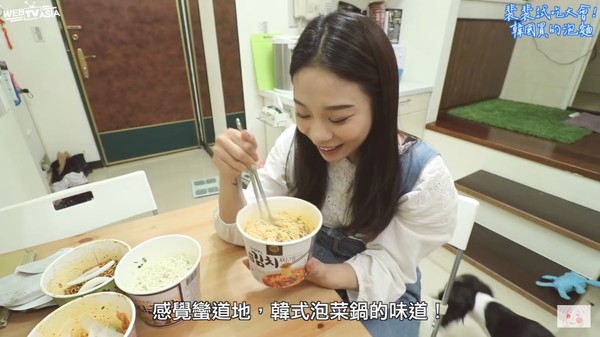 ▲泡麵開箱。(圖/裴薇FB提供)