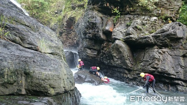 ▲▼女三峽中坑溪戲水　遭衝落10米深瀑布失蹤。（圖／記者陳豐德翻攝）