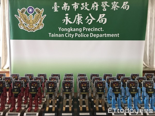 ▲台南市警永康分局，為獎勵破案有功員警，頒贈「警察金剛給緝毒、打詐有功人員，因造型閃亮獨特，特別吸睛，讓受獎人員好感爆表。（圖／記者林悅翻攝，下同）