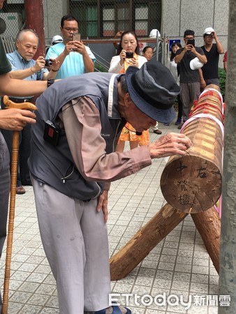 ▲台南市文化資產管理處委託成功大學，辦理「許漢珍司阜傳統疊斗式大木棟架實作傳習計畫」， 24日圓滿完成所有課程，由許漢珍司阜，親自帶領本次學員進行上樑拜魯班先師儀式，完成重組。（圖／市府提供，下同）