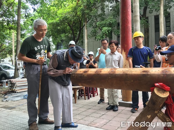 ▲台南市文化資產管理處委託成功大學，辦理「許漢珍司阜傳統疊斗式大木棟架實作傳習計畫」， 24日圓滿完成所有課程，由許漢珍司阜，親自帶領本次學員進行上樑拜魯班先師儀式，完成重組。（圖／市府提供，下同）