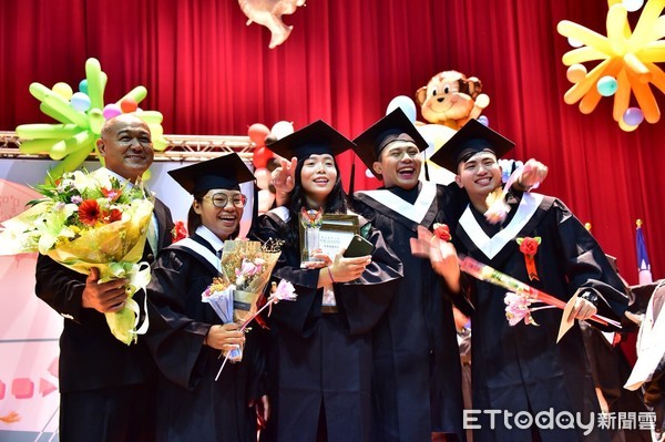 台東縣長黃健庭今年是黃健庭現在最後一次以縣長的身分參加台東大學畢業典，致詞表示希望畢業生能從挫敗中成長。（圖／台東大學提供）