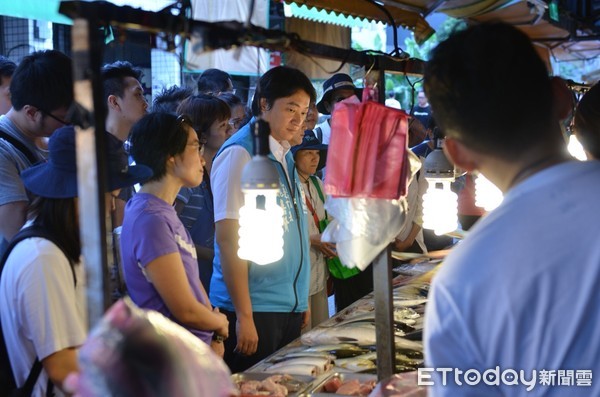 為推廣食魚教育，花蓮市長魏嘉賢與民眾一起學習如何選購新鮮、友善環境的海鮮。（圖／花蓮市公所提供）