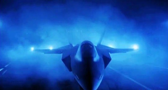 《央視》在長達5秒的鏡頭裡出現一架神秘感十足的殲-31戰機，同時畫面中的電腦螢幕上有一架改進型殲-31的3D動畫圖，疑似很可能就是該機的上艦版本。（圖／翻攝自央視）