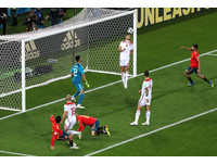 ▲▼ 2018世足賽,西班牙vs摩洛哥, 摩洛哥賽斯(Romain Saiss)救援門將（圖／路透社）