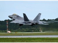一位五角大廈的空軍官員指出，這些低頻波段無法提供導引軌跡給火控系統或導彈使用，「就算你看到戰機，你也沒辦法開火控系統殺死他」。