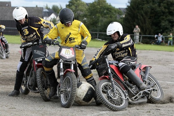 ▲俄羅斯摩托車足球。(圖/翻攝自VK社群網站)