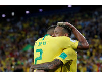 ▲▼    ▲▼ 2018世足,塞爾維亞vs巴西。席爾瓦(Thiago Silva)進球和內馬爾擁抱（圖／路透社） 