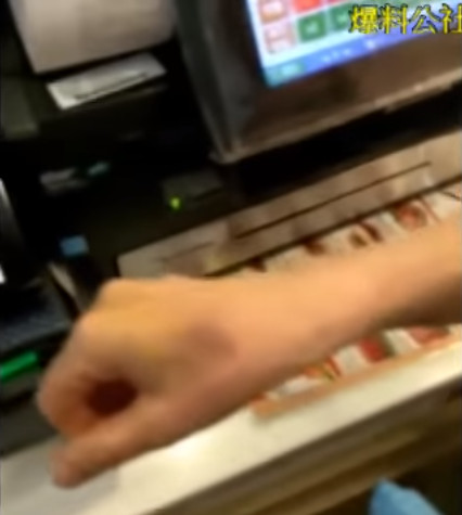 ▲奧客飆罵店員,還將員工揮傷。(圖/翻攝自爆料公社官網)