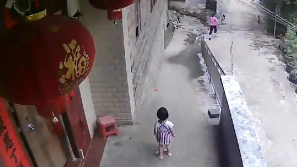 手足的嫉妒？3歲女孩把弟弟推到門口　果斷放手讓嬰兒車滑落坡底（圖／CCTV）