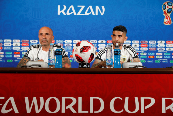 ▲阿根廷教練桑保利(左)與球員巴內加(Éver Banega)出席賽前新聞記者會