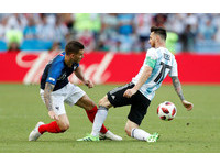 ▲▼     2018世足,法國vs阿根廷。赫蘭德茲(Lucas Hernandez)、梅西(Lionel Messi)（圖／路透社）