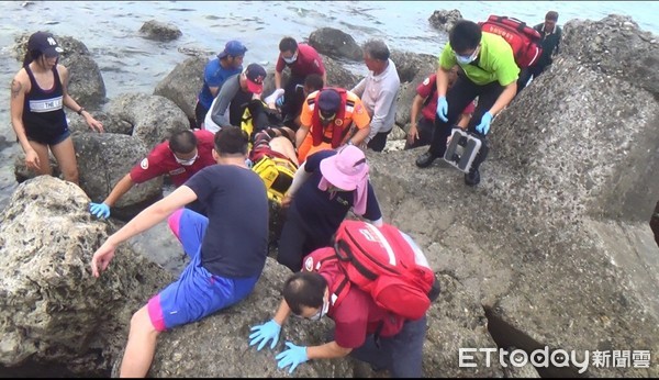 海巡人員抵達現場後立即與現場民眾協力救援溺者，並送往花蓮醫院豐濱原住民分院急救。（圖／第一二岸巡隊提供）