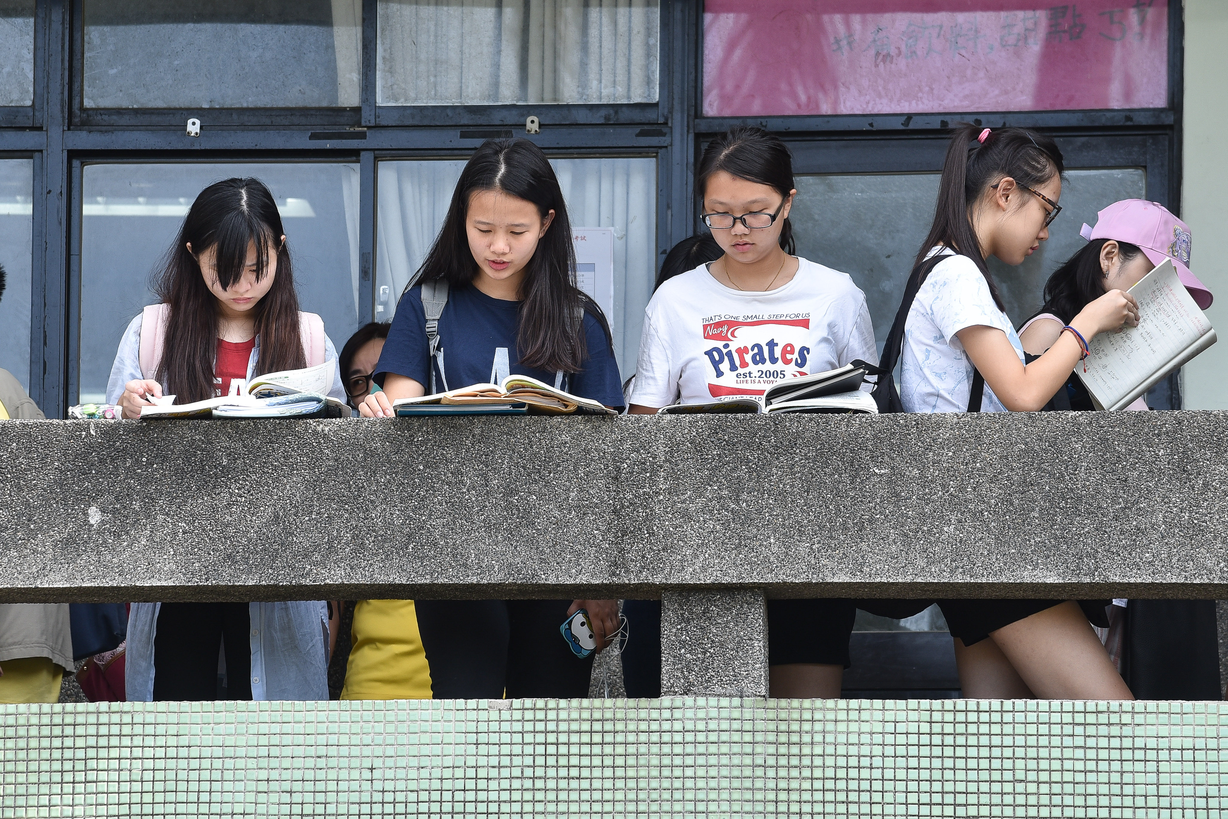 ▲▼107年大學指定考科考試,大學指考,考生,考場,陪考,家長,教育,升學壓力,考試,青少年,學生,多元入學。（圖／記者李毓康攝）