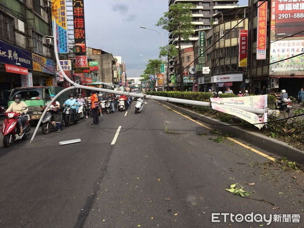 ▲▼電線杆及路樹遭到撞斷後橫躺路邊。（圖／記者陳豐德翻攝）