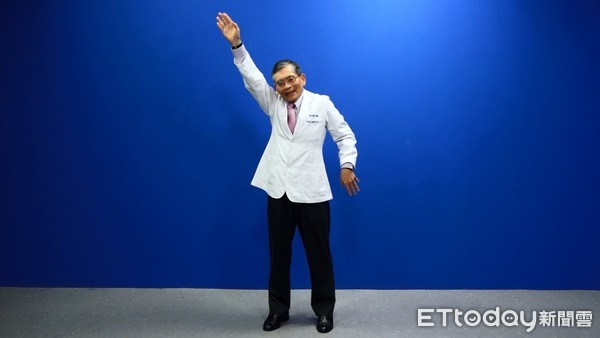 ▲簡文仁教你和肩頸痠痛說再見!「投奔自由操」可強化肩頸功用。(攝影/黃軍瑋)