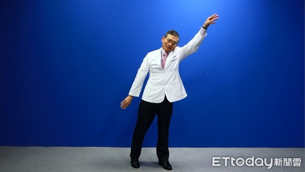 ▲簡文仁教你和肩頸痠痛說再見!「投奔自由操」可強化肩頸功用。(攝影/黃軍瑋)