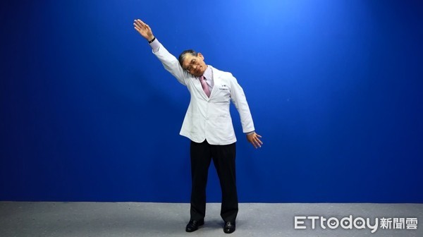 ▲簡文仁教你和肩頸痠痛說再見!「投奔自由操」可強化肩頸功用。(攝影/黃軍瑋)
