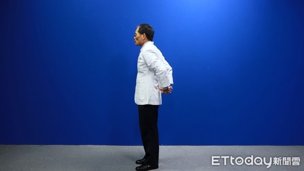 ▲簡文仁教「背手擴胸」讓你不再彎腰駝背。(攝影/黃軍瑋)