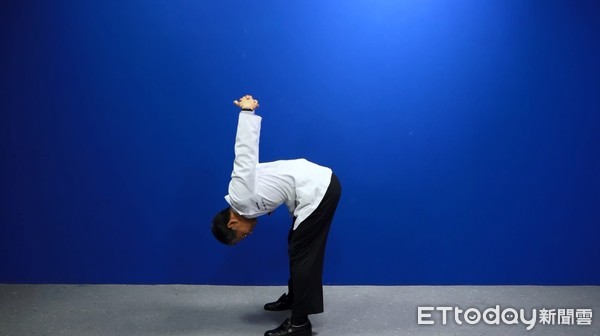 ▲簡文仁教「背手擴胸」讓你不再彎腰駝背。(攝影/黃軍瑋)