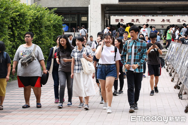 ▲▼107年大學指定考科考試結束,師大附中,考生,考試結束。（圖／記者周宸亘攝）