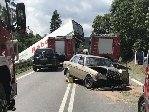 留意視覺盲區、注意內輪差　四大原則讓你上路能和大卡車「和平共處」（圖／stocksnap／路透社）