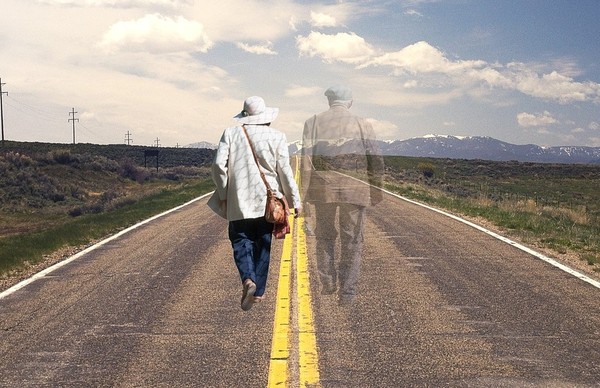 ▲▼黃昏之戀,結婚,老情侶,再婚,草帽,太陽眼鏡,玫瑰,老照片,零錢,錢包,皮夾,吃土,沼澤,單車,婚禮場地。(圖/翻攝自pixabay)