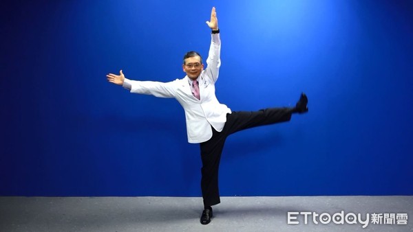 ▲大腿超粗!簡文仁「十字劈腿操」還你修長腿型。(攝影/黃軍瑋)