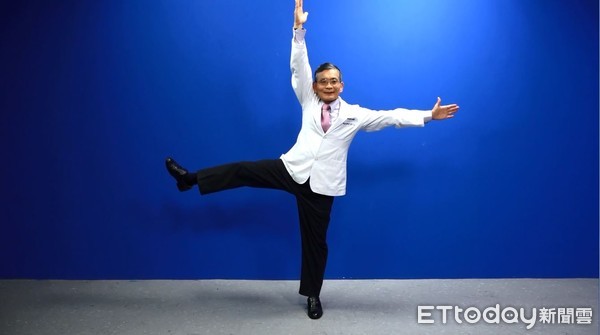 ▲大腿超粗!簡文仁「十字劈腿操」還你修長腿型。(攝影/黃軍瑋)