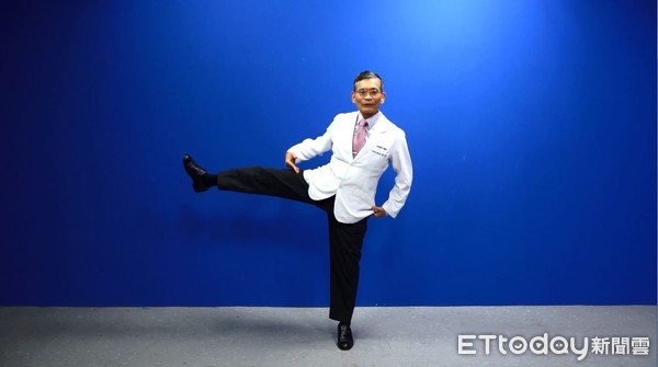 ▲大腿超粗!簡文仁「十字劈腿操」還你修長腿型。(攝影/黃軍瑋)