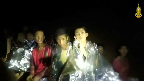 ▲▼泰國少年足球隊受困洞穴。（圖／路透社）