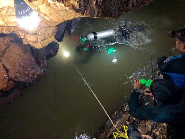 ▲搜救隊往洞穴深處找（圖／翻攝自Thai Navy SEAL臉書）