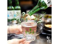 南韓人實在太愛喝酒，除了超大燒酒杯，甚至還有廠商推出燒酒造型肥皂、耳環，滿足了酒鬼無時無刻都想和燒酒膩在一塊的願望。