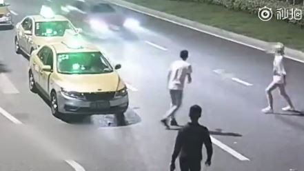 女子與兩男爭吵，衝出馬路遭撞飛慘死。（圖／翻攝自澎湃新聞微博）