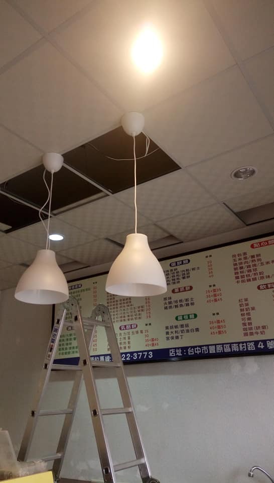 裝修早餐店!天花板藏神秘方盒「零錢陣+紅符」(圖/翻攝爆廢公社)