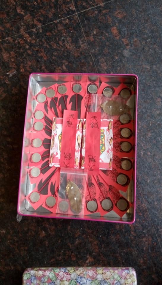 裝修早餐店!天花板藏神秘方盒「零錢陣+紅符」(圖/翻攝爆廢公社)