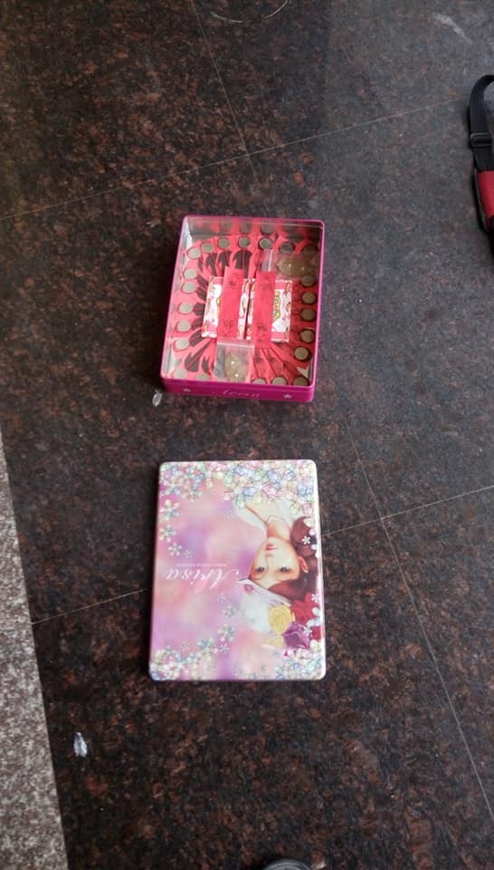 裝修早餐店!天花板藏神秘方盒「零錢陣+紅符」(圖/翻攝爆廢公社)