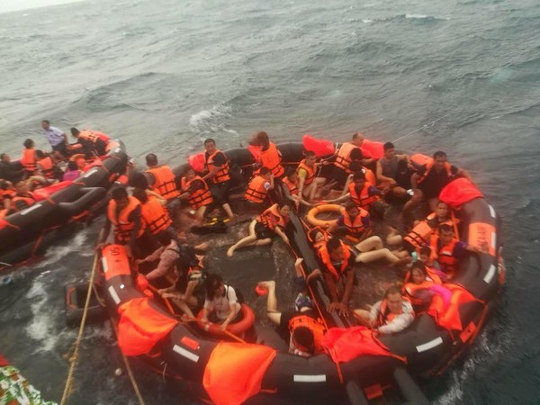 ▲普吉島翻船事件多人等待救援。（圖／翻攝自泰國海軍臉書）