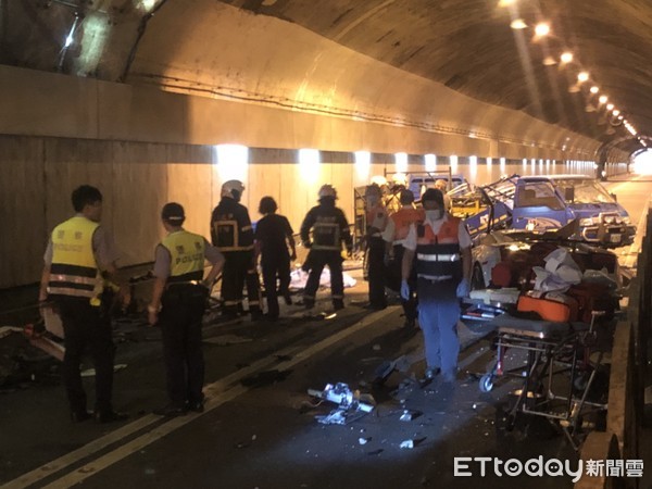  ▲ ▼ (There's Version) Lamborghini's death in the Dazhi Tunnel in Taipei City, Lamborghini struck the construction vehicle and two people died . (Photo / reporter Zhao Yongbo photo) 