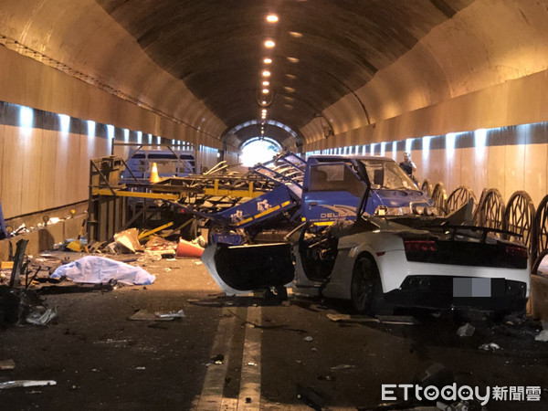  ▲ ▼ (with the code version) in the tunnel of Taipei City, the death of the car in the Lamborghini, Lamborghini hit the engineering vehicle, two people died. (Photo / Reporter Zhao Yongbo) 