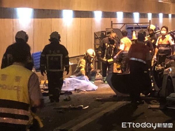  ▲ ▼ (with code version) in the right tunnel of Taipei City in the Lamborghini death accident, Lamborghini hit the construction vehicle, two people died. (Photo / Reporter Zhao Yongbo) 