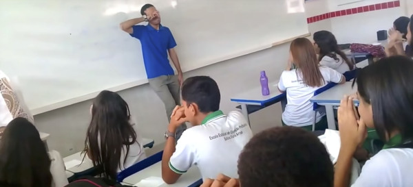 老師領不到薪水睡教室地板　放牛班學生湊錢讓他流下男兒淚（FB@Bruno Rafael Paiva）