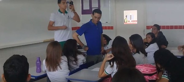 老師領不到薪水睡教室地板　放牛班學生湊錢讓他流下男兒淚（FB@Bruno Rafael Paiva）