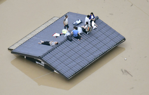 ▲▼洪水徹底淹沒倉敷　民眾孤苦待救受困屋頂。日本大雨,豪雨,倉敷,岡山（圖／路透社）