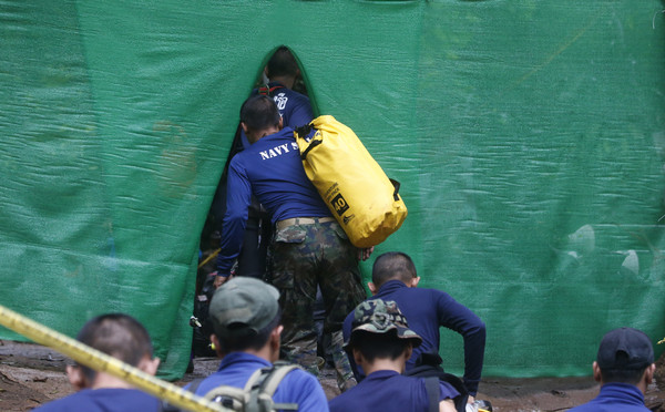 ▲▼泰國足球隊／救援隊進入山洞內。（圖／達志影像／美聯社）