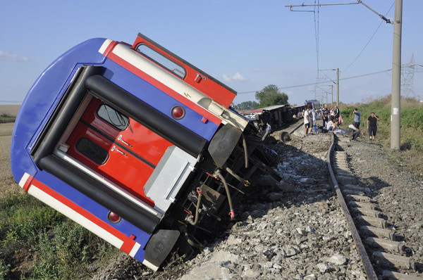 ▲▼土耳其發生火車出軌意外，造成10人死亡。（圖／路透社）