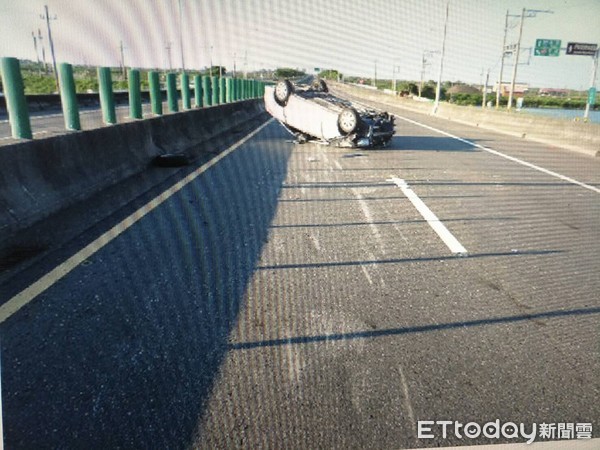 ▲鍾姓駕駛人駕駛1部租賃小客車，駛至北門區錦湖里台61線280.7公里事故地點時，不知何故駕車失控自撞護欄後全車翻覆滑行，零件噴飛四散。（圖／記者林悅翻攝，下同）